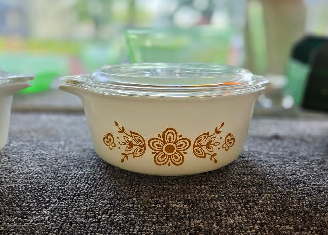 Vintage Pyrex Butterfly Gold 472 Round Casserole Dish 1.5 Pt with 470-C Lid 1970s
